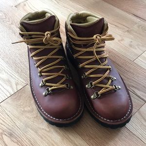 Danner boots never worn 8